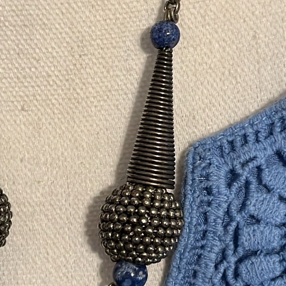 Vintage tribal Silvertone and lapis necklace - Picture 5 of 12